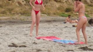 Flashingemma & Elliejames – Public ‘Sex’ On The Beach