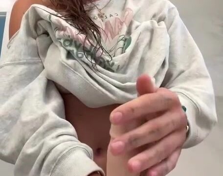 Arikytsya Leaked Onlyfans – Masturbate in bathroom !!!